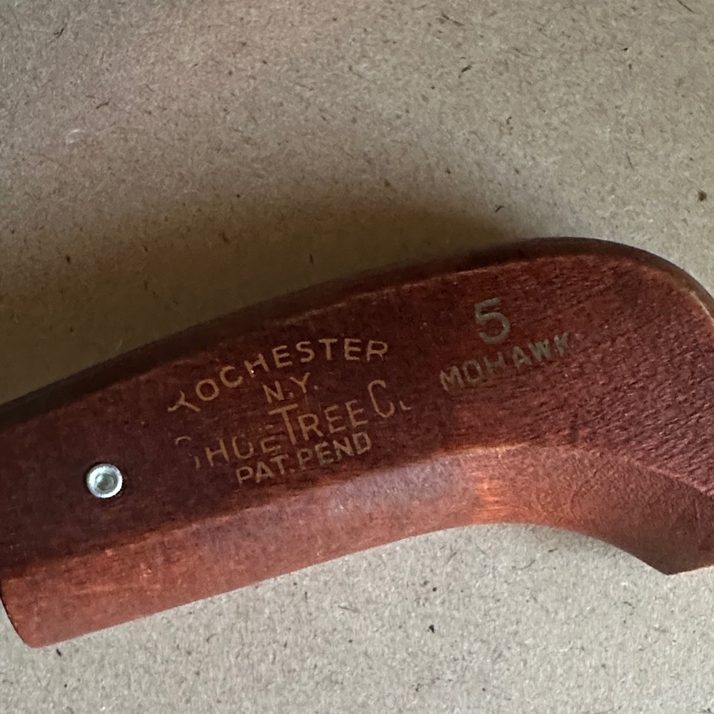 TOCHESTER Adjustable Men's Shoe Trees - Brown Wooden Finish - Picture 7 of 9